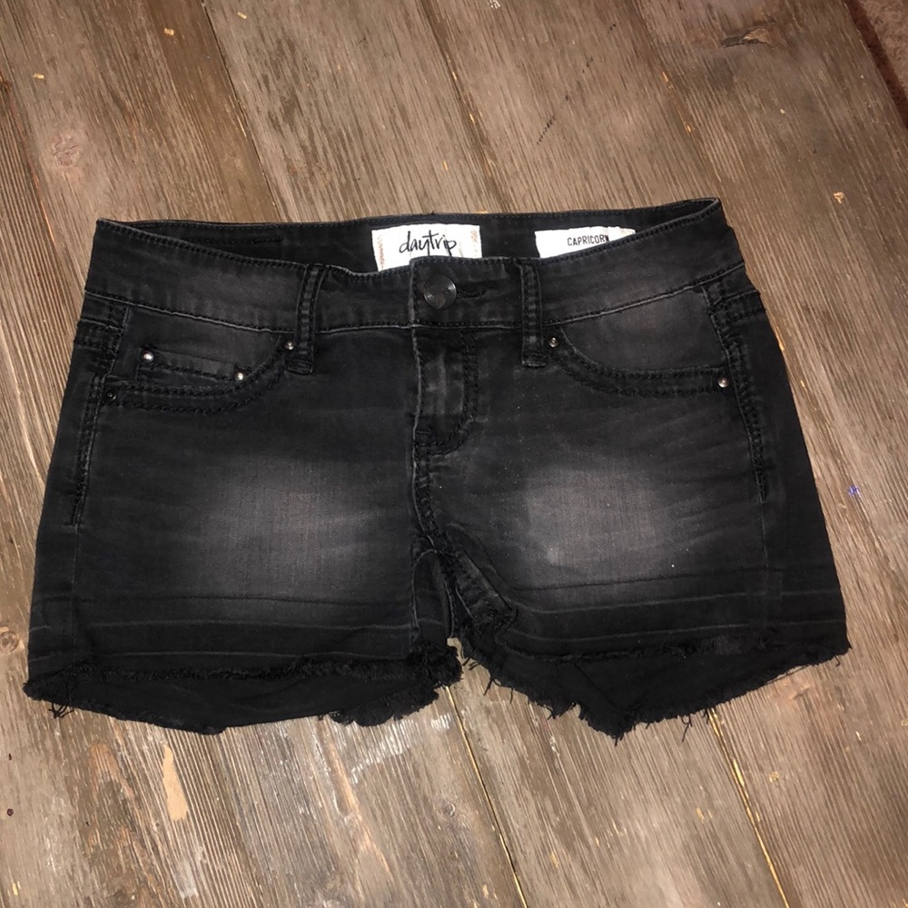 Stretchy black jean shorts (size25)